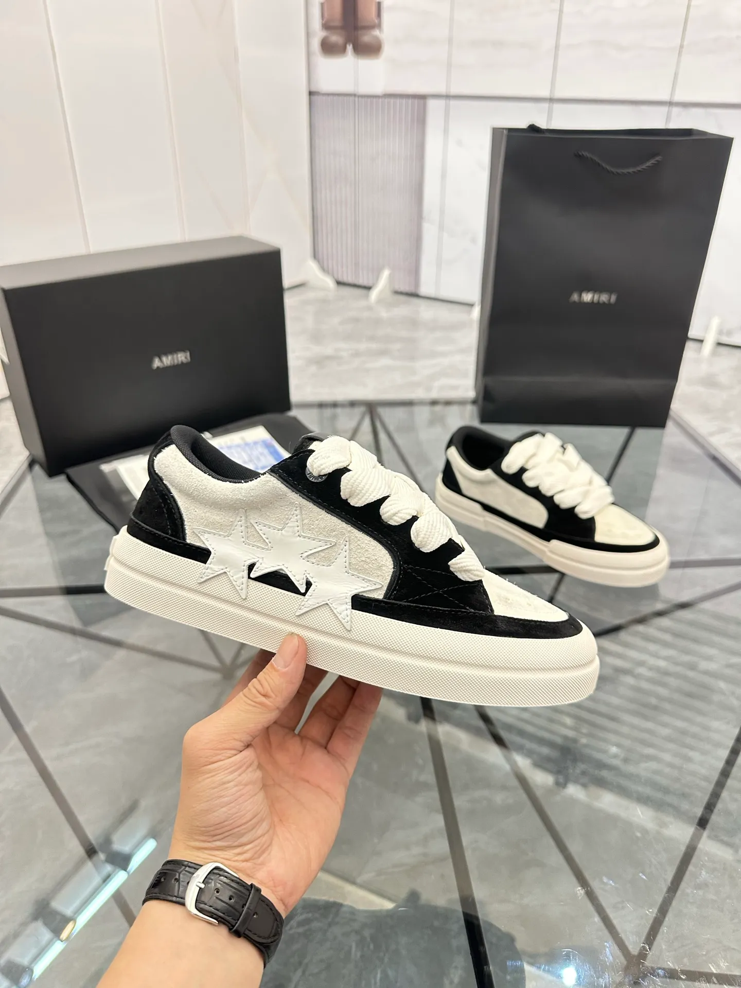 Men's shoes: 💰P600¥ Top quality in Guangzhou Product trademark: AMIRI* "Amir*" low-top casual shoes Regular size: 39-44 (can be customized to 45) Product material: Upper imported first-layer cowhide spliced ​​nubuck leather, breathable lining, original outsole. Number: 525